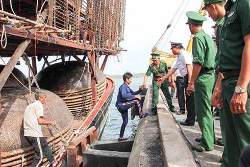 Lai dắt tàu cá bị nạn ở Trường Sa vào bờ an toàn