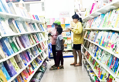 Chọn mua sách giáo khoa tại Siêu thị sách Tân Tiến.