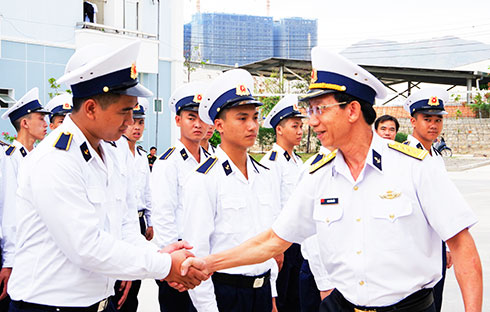 Lãnh đạo học viện động viên học viên trước lúc lên đường đi huấn luyện.