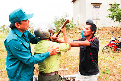 Đối tượng Y Son dùng cây gỗ tấn công ông Nguyễn Văn Thịnh.