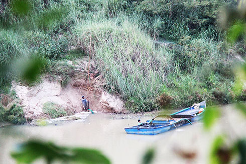 Khai thác cát trái phép ở xã Diên Thọ.