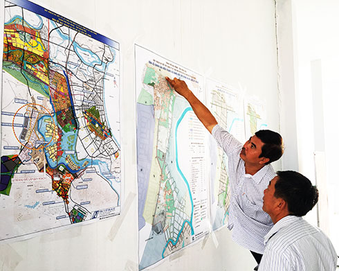 Người dân quan tâm đến quy hoạch khu dân cư và tái định cư tây Nha Trang  đang được niêm yết tại UBND xã Vĩnh Thái (ảnh minh họa).