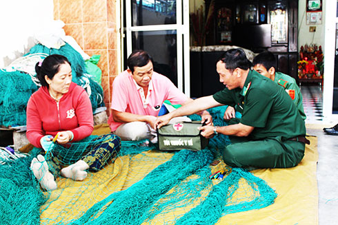Bộ đội Biên phòng tỉnh tặng túi thuốc quân y cho ngư dân trên địa bàn.