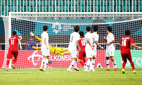 Minh Vương ghi bàn rút ngắn tỷ số 1-3 cho U23 Việt Nam từ một cú đá phạt rất đẹp mắt. Ảnh Internet