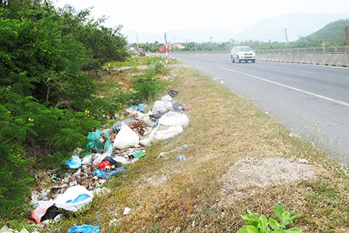 Vạn Ninh: Thu gom rác còn khó khăn