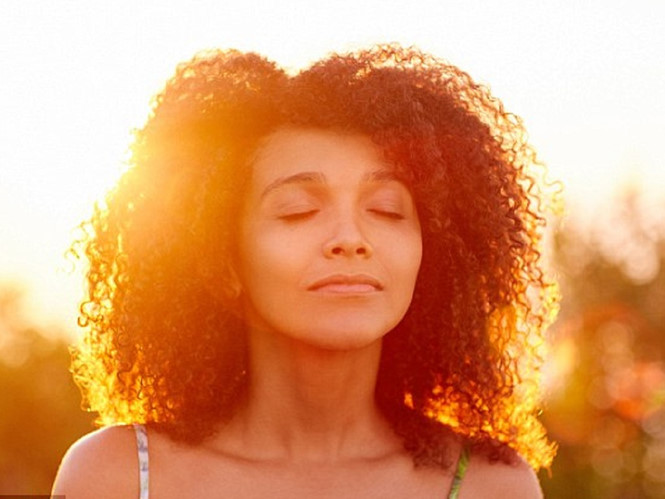 Tiếp xúc ánh sáng mặt trời có thể giúp con người vui hơn SHUTTERSTOCK