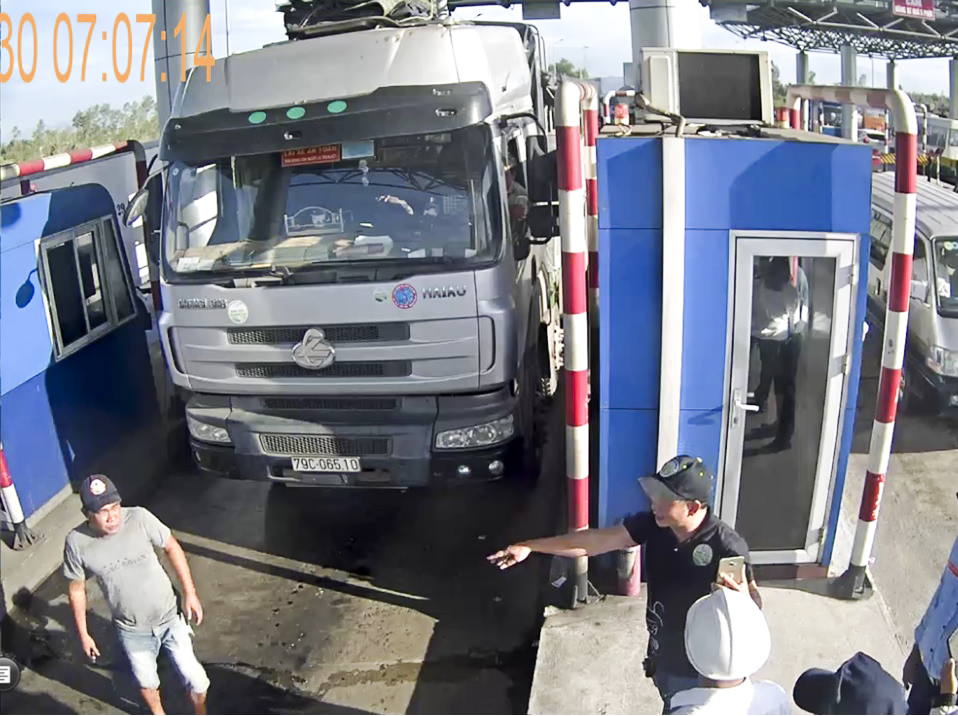 Một phương tiện không chịu di chuyển khỏi khu vực trạm thu phí Ninh Lộc.