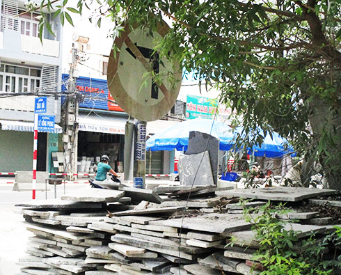 Biển báo giao thông nhếch nhác