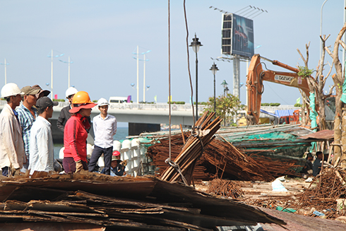Vận chuyển sắt thép từ trên tầng 43 xuống
