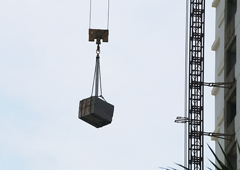 Khối bê tông mới cắt được đưa xuống
