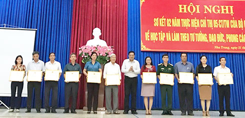 Lãnh đạo thành phố trao giấy khen cho các tập thể.