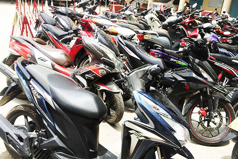 Công an TP. Nha Trang thu giữ gần 20 xe tay ga đời mới do băng trộm Võ Đình Tâm gây ra  để trả lại cho người bị hại.