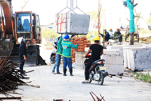 Hạ khối bê tông mới cắt từ tầng 43 dự án Mường Thanh Khánh Hòa xuống.  