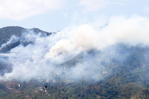 Đám cháy trên sườn núi Hòn Dù, xã Khánh Nam (Ảnh chụp trưa 30-8).