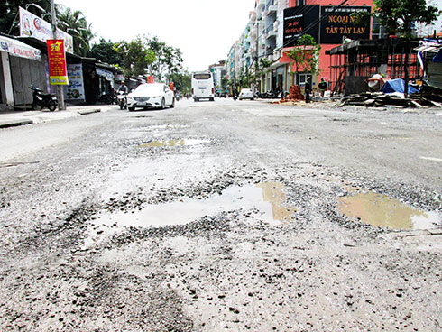 Đường Điện Biên Phủ xuống cấp