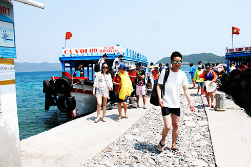 Các tour biển đảo vẫn là sự lựa chọn của nhiều du khách đến Nha Trang.