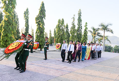 zzĐoàn đại biểu Ban Chấp hành Đảng bộ tỉnh do đồng chí Nguyễn Tấn Tuân dẫn đầu.