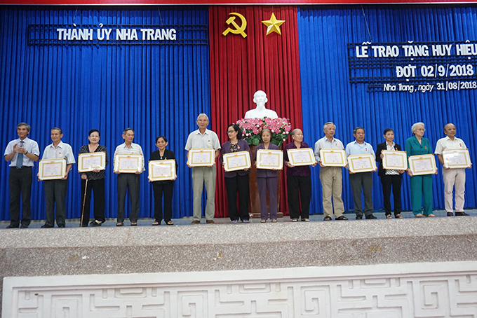 Trao tặng Huy hiệu Đảng đợt 2-9