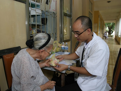 Khi dùng thuốc, cần theo chỉ định của bác sĩ chyên khoa. Ảnh: TM