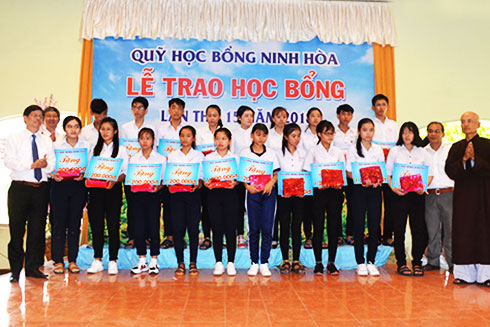 Trao 210 suất học bổng cho học sinh, sinh viên hoàn cảnh khó khăn