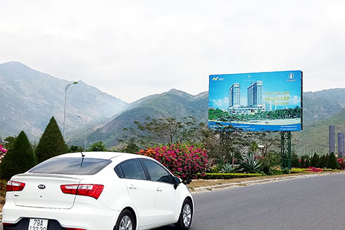 Bảng quảng cáo cỡ lớn trên đại lộ Nguyễn Tất Thành đoạn qua huyện Cam Lâm. (Ảnh minh họa)