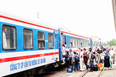 Sau lễ, vé tàu xe khan hiếm