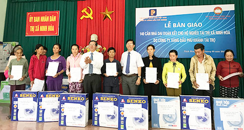 Bàn giao 60 căn nhà Đại đoàn kết