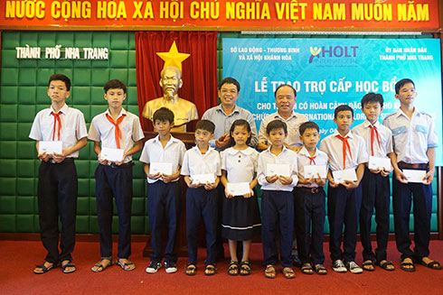 Trao học bổng cho học sinh TP. Nha Trang. 