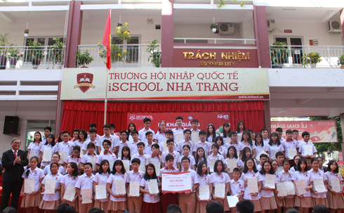 Thầy Phạm Hữu Bình - Hiệu trưởng nhà trường trao học bổng cho các em học sinh.