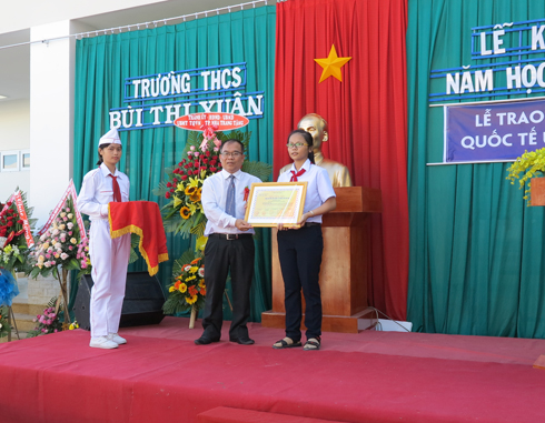 Em Phạm Ngọc Khánh Vy nhận chứng nhận đạt giải Cuộc thi Viết thư quốc tế UPU 47.