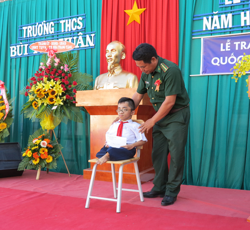 Bộ đội Biên phòng Khánh Hòa trao 1 suất học bổng “nâng bước em đến trường” cho HS Trương Hoàng Thiện, lớp 9/2.