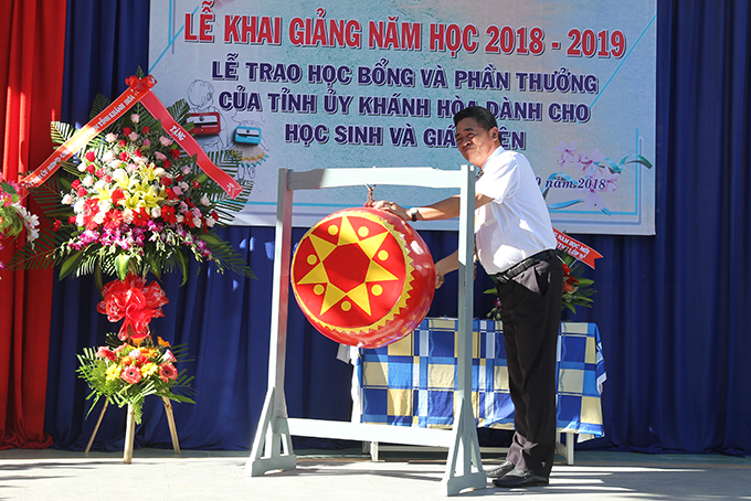 Ông Lê Thanh Quang đánh trống khai giảng năm học mới.