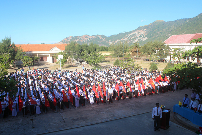 Quang cảnh tại buổi lễ khai giảng năm học mới Trường THPT Tô Văn Ơn.