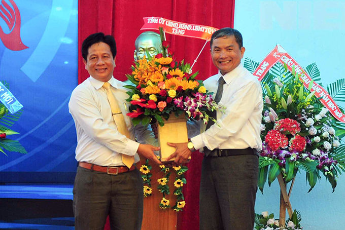 Ông Hồ Văn Mừng tặng hoa cho nhà trường nhân dịp năm học mới