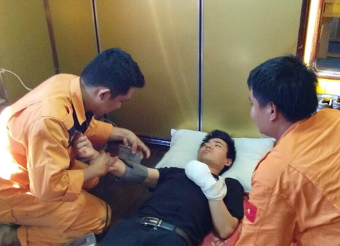 Kiểm tra tình trạng sức khỏe thuyền viên bị nạn.