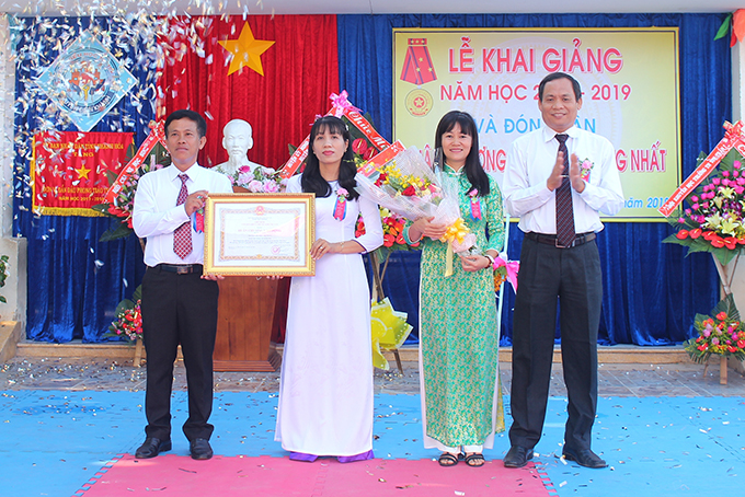 Thừa ủy quyền của Chủ tịch nước, lãnh đạo huyện Diên Khánh trao Huân chương Lao động hạng Nhất cho ban giám hiệu Trường Tiểu học 1 thị trấn Diên Khánh.