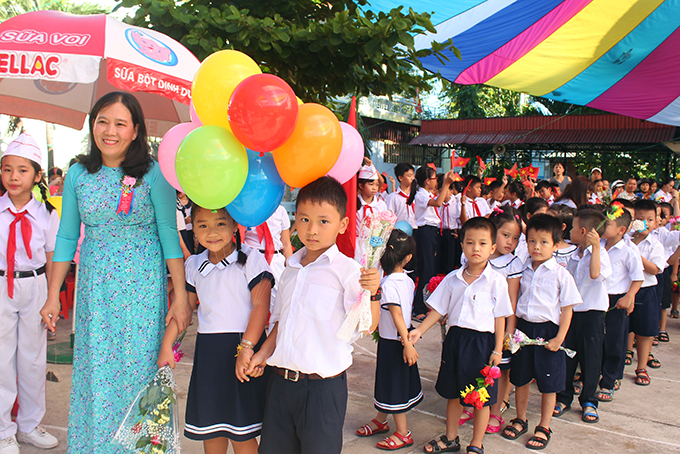 Nghi thức đón học sinh lớp 1 trong lễ khai giảng tại Trường Tiểu học 1 thị trấn Diên Khánh.