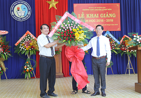 Ông Nguyễn Tấn Tuân tặng hoa chúc mừng Trường THPT Chuyên Lê Quý Đôn