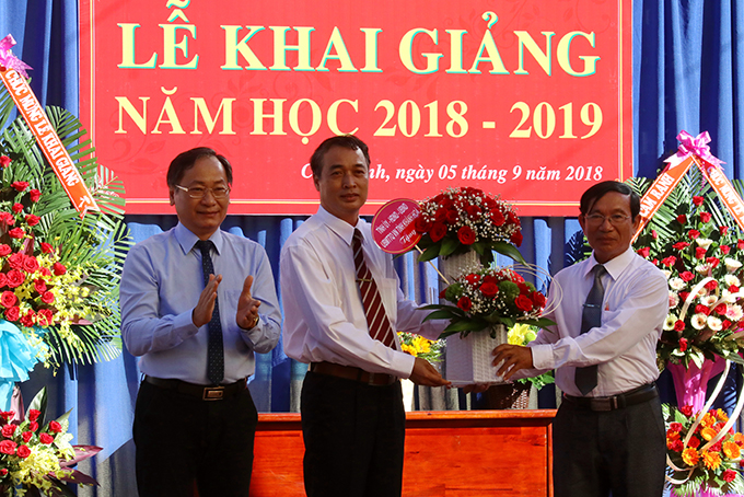 Ông Nguyễn Đắc Tài chúc mừng thày và trò Trường THPT Phan Bội Châu.