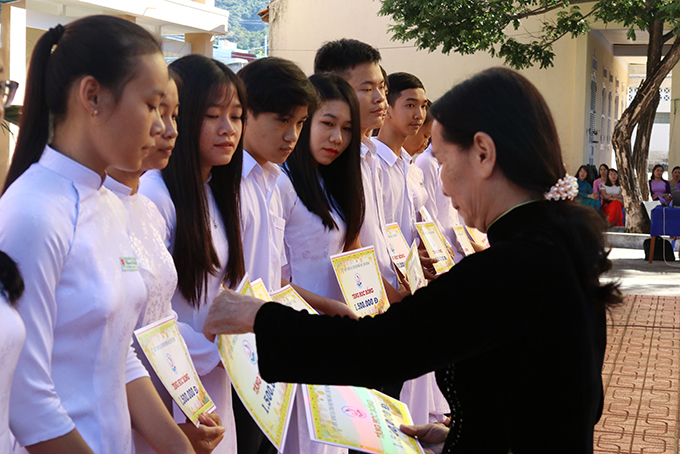 Các học sinh xuất sắc, vượt khó Trường THPT Phan Bội Châu nhận học bổng.