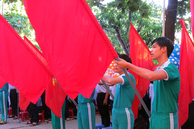 Học sinh trường THTP Nguyễn Thiện Thuật chào cờ chào mừng năm học mới