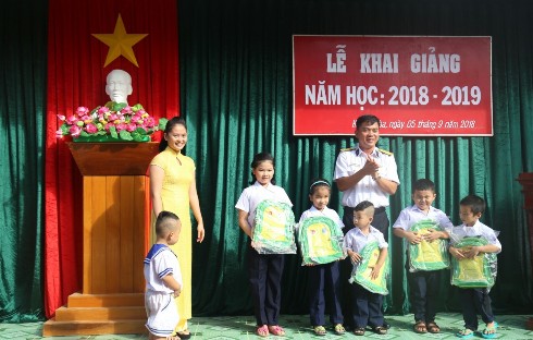 Thiếu tá Lê Trọng Thông - Chính trị viên đảo Trường Sa tặng quà cho học sinh Trường Tiểu học Thị trấn Trường Sa.