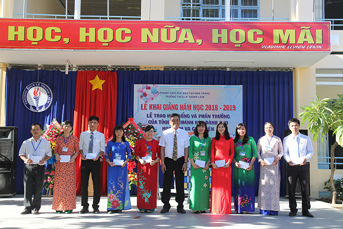 ông Lê Thanh Quang tặng phần thưởng cho các giáo viên xuất sắc.