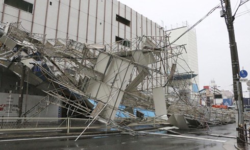 Một tòa nhà đổ sập khi bão Jebi đổ bộ thành phố Osaka, phía tây Nhật Bản vào hôm nay. Ảnh: Kyodo.
