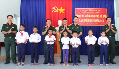 Trao quà cho các em học sinh nghèo, học giỏi.