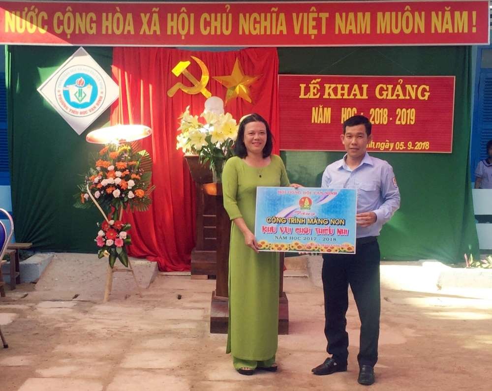 Bàn giao công trình măng non "Khu vui chơi thiếu nhi"