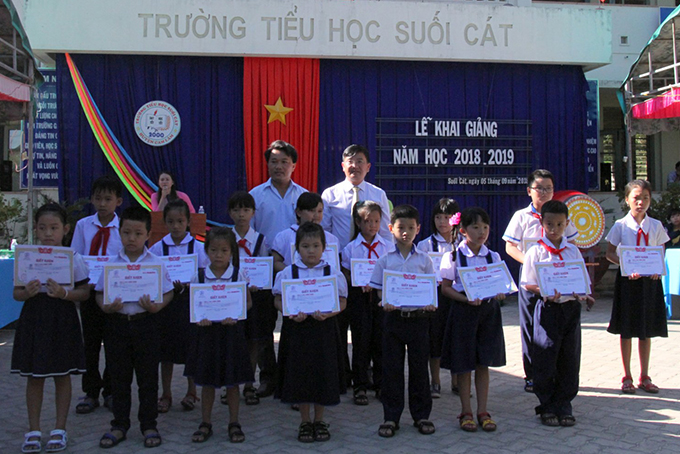  Lãnh đạo báo Khánh Hòa và Công ty TNHH Long Sinh trao học bổng “Long sinh – hiếu học” cho học sinh trường tiểu học Suối Cát. 
