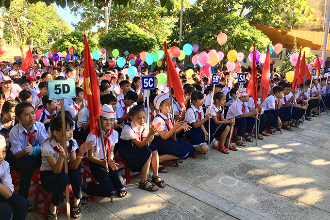 Học sinh dự lễ khai giảng năm học mới tại Trường Tiểu học Suối Cát