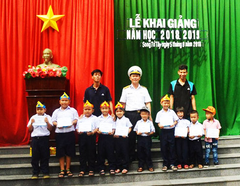 Trường Sa rộn ràng khai giảng