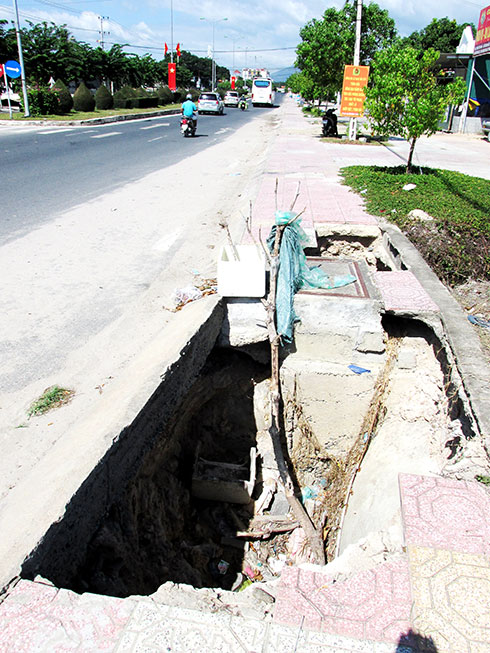 Cần san lấp hố sâu trên lề đường